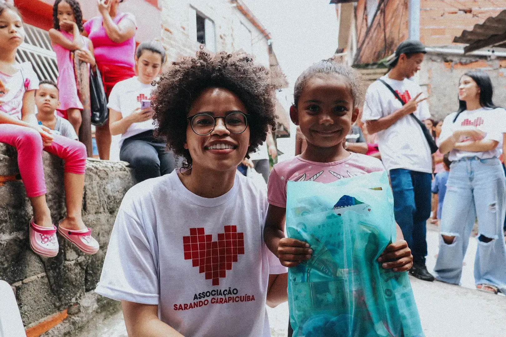 Voluntários da associação numa ação em uma comunidade de Carapicuíba